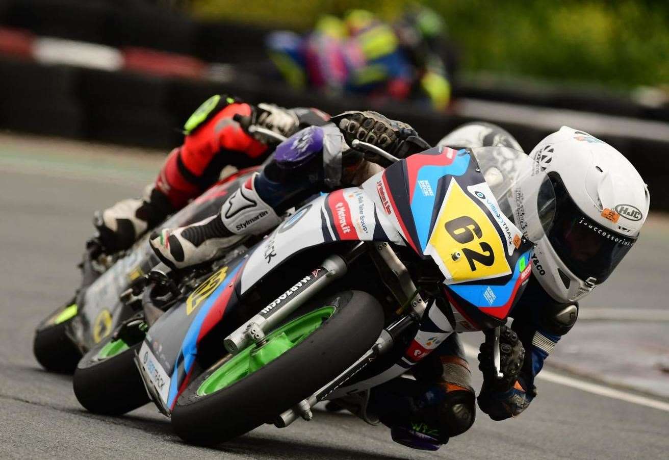 El piloto de Maidstone, Ethan Sparks, entregó el comodín de Moto4 a España tras ganar su cuarto título británico