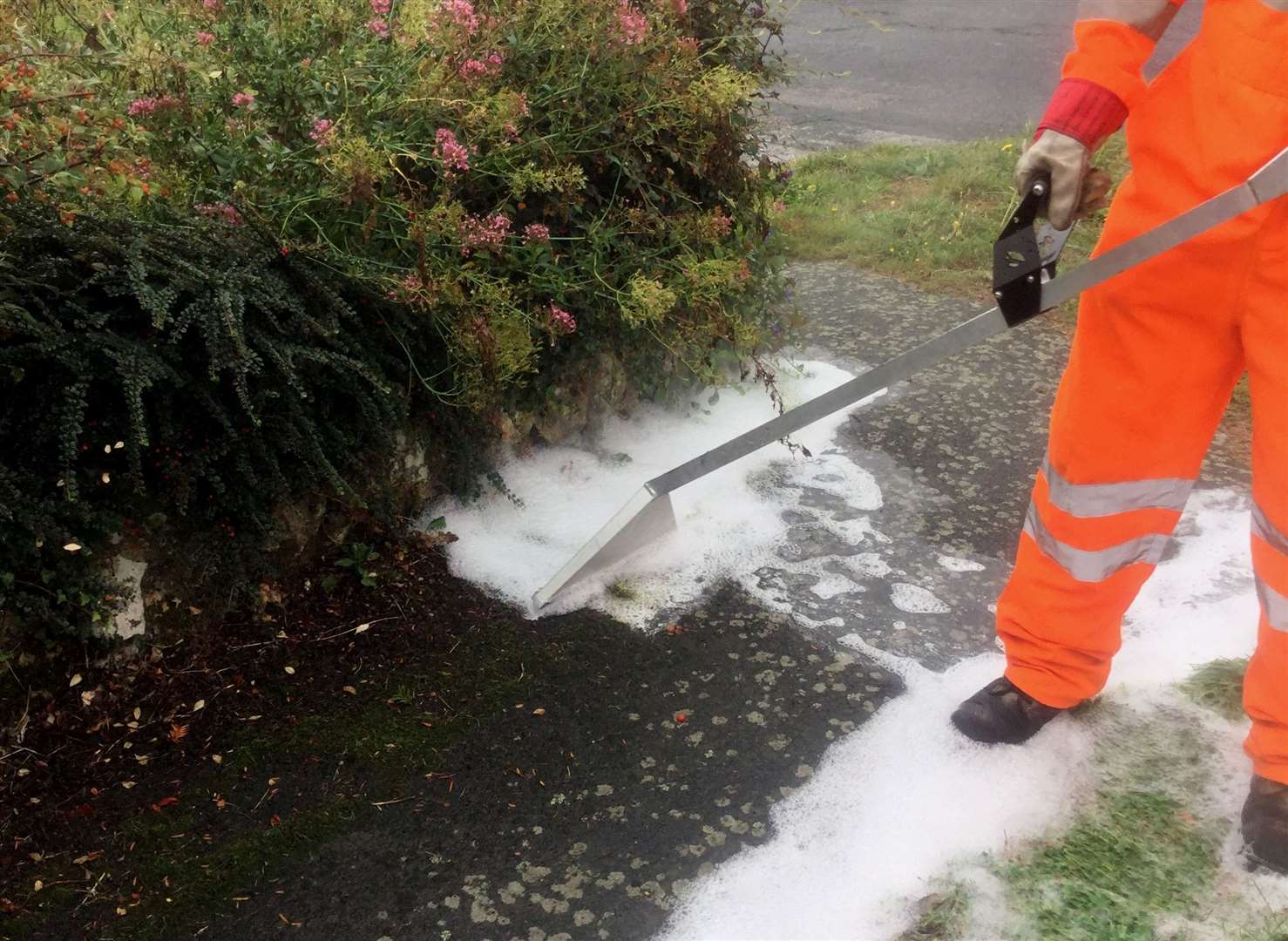 KCC highway workers using hot foam (18189800)