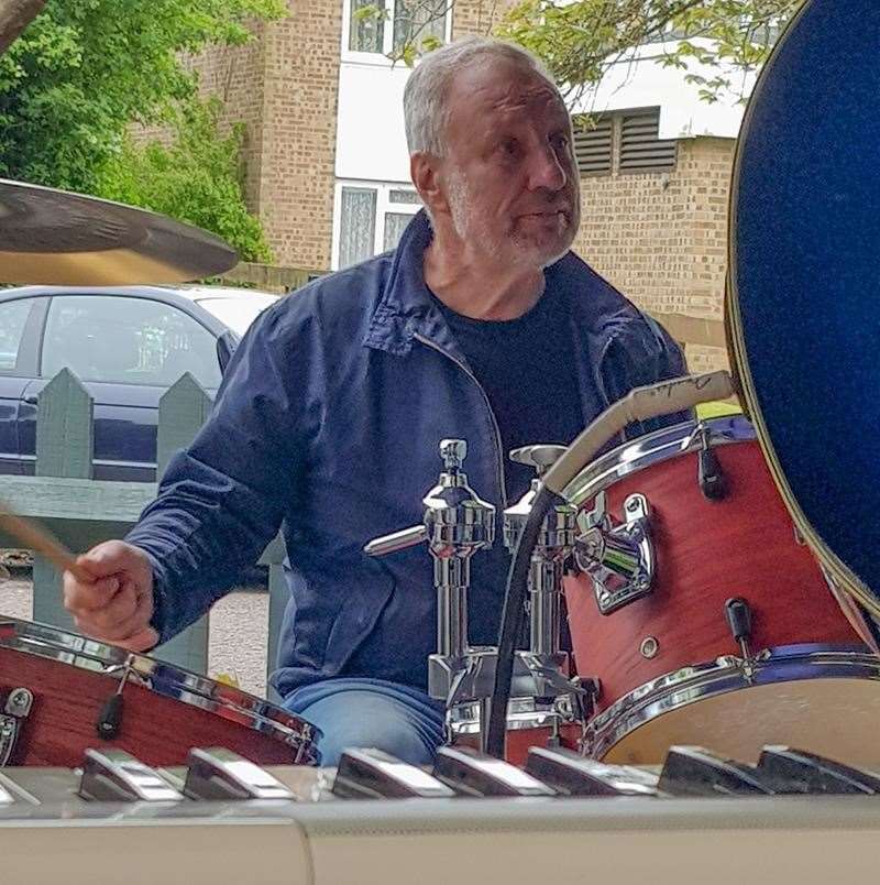 Roger Gluck on drums, possibly thinking about a book about fighter planes. Photo by Holger Hasen