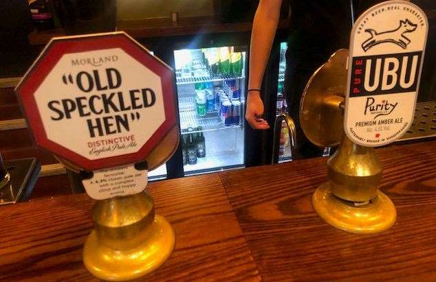 The pumps displayed Morland's Old Speckled Hen and Purity's Pure Ubu but only the former was available. Believe it or not, the reason is the low ceiling in the, tricky to access, cellar and the weight of the barrels