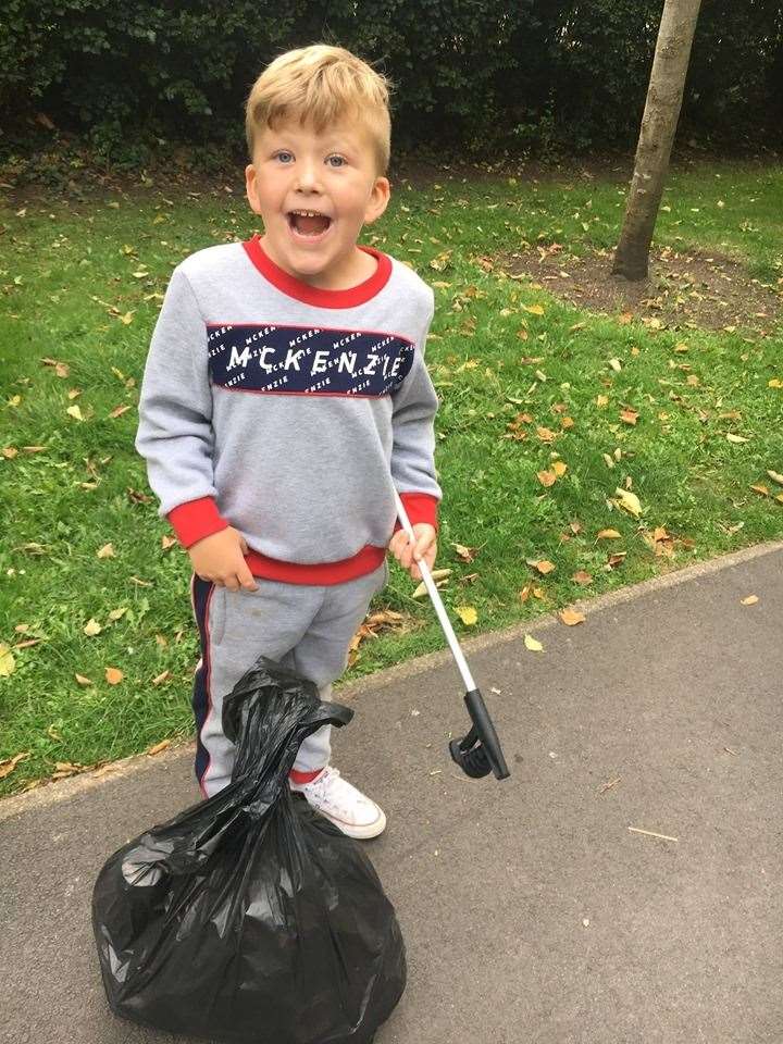 Freddie picking up litter at Central Park (15493707)