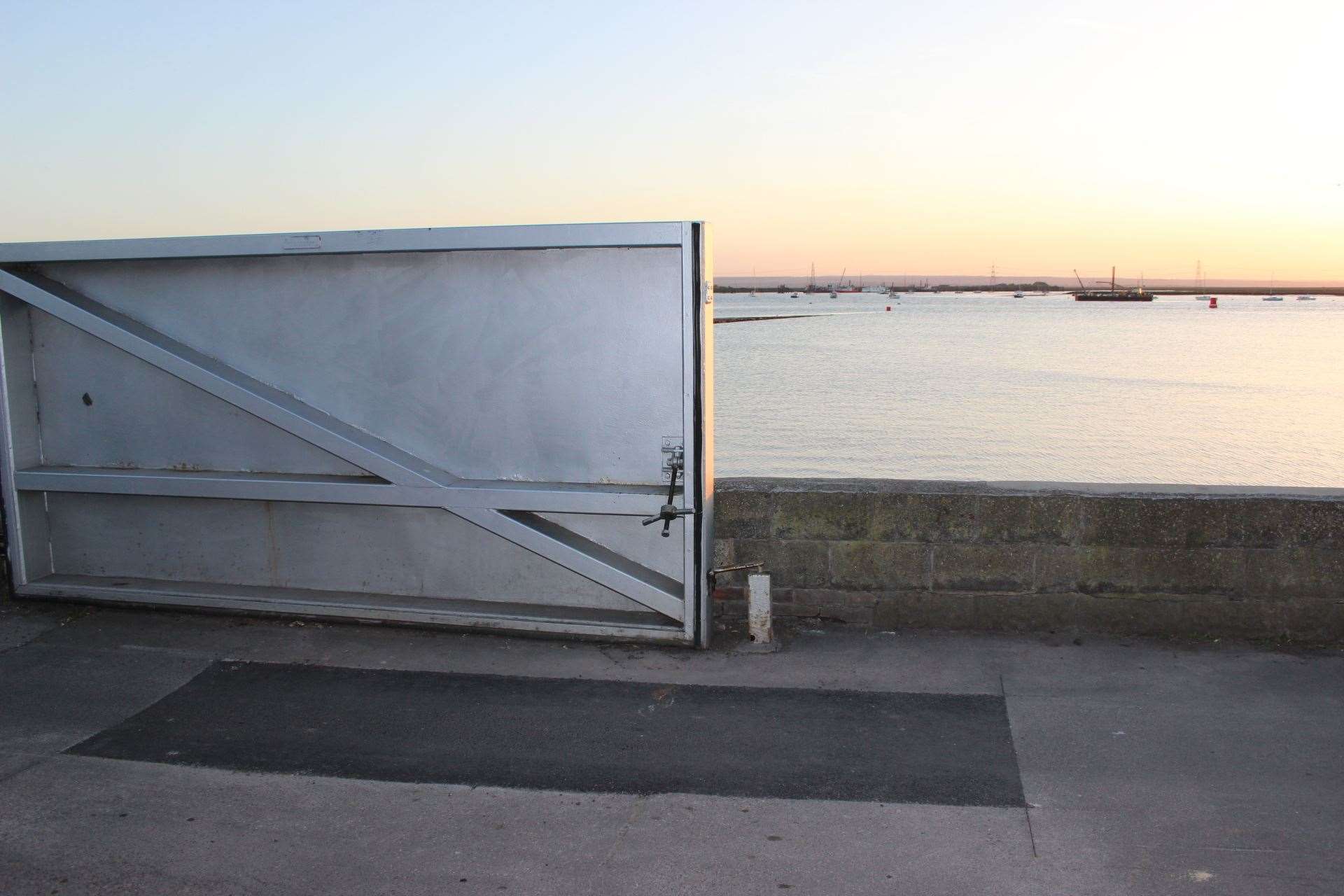 The floodgate at Queenborough which woudn't shut (8055246)