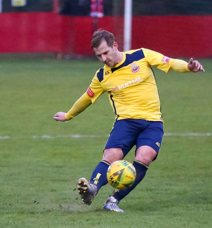 Danny Walder sends the ball forward. Picture: Les Biggs