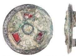 A silver Kentish keystone garnet disc brooch