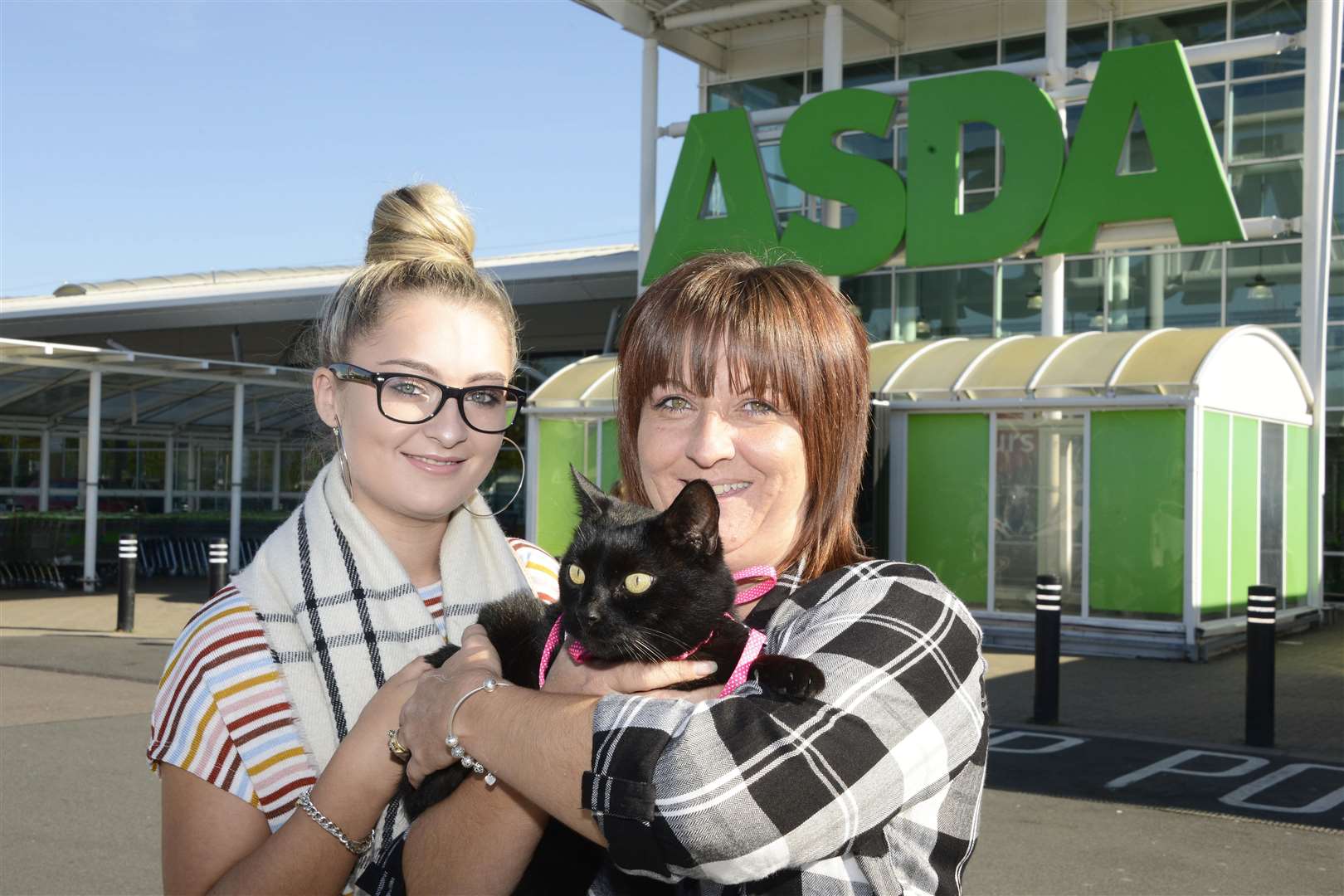 Sammy the Asda Cat with owners Joanne Henderson and daughter Kristy