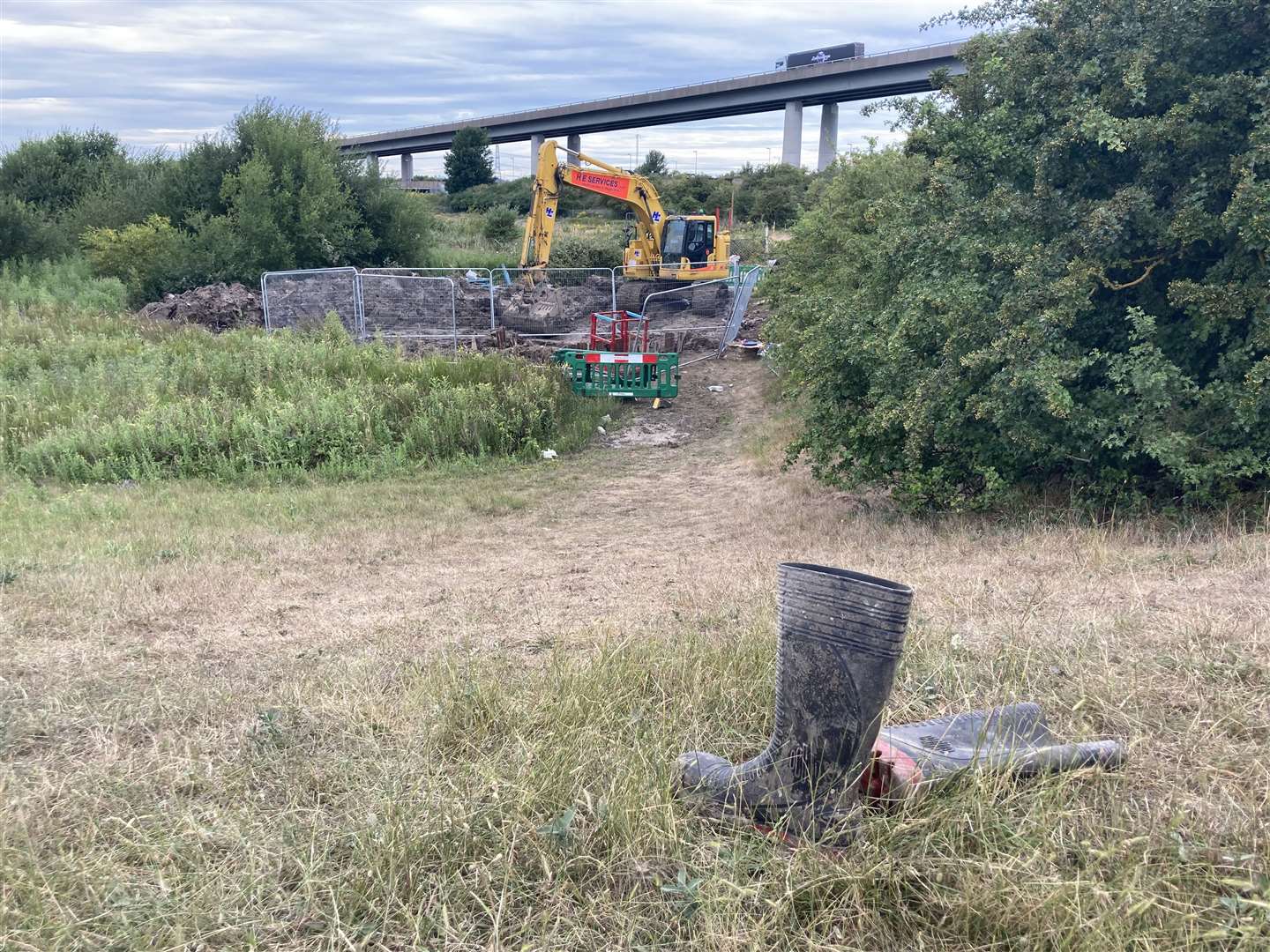 The source of the leak is next to the Kingsferry Boat Club in the shadow of the Kingsferry Bridge on the mainland on the road to Ridham Dock. (57939944)