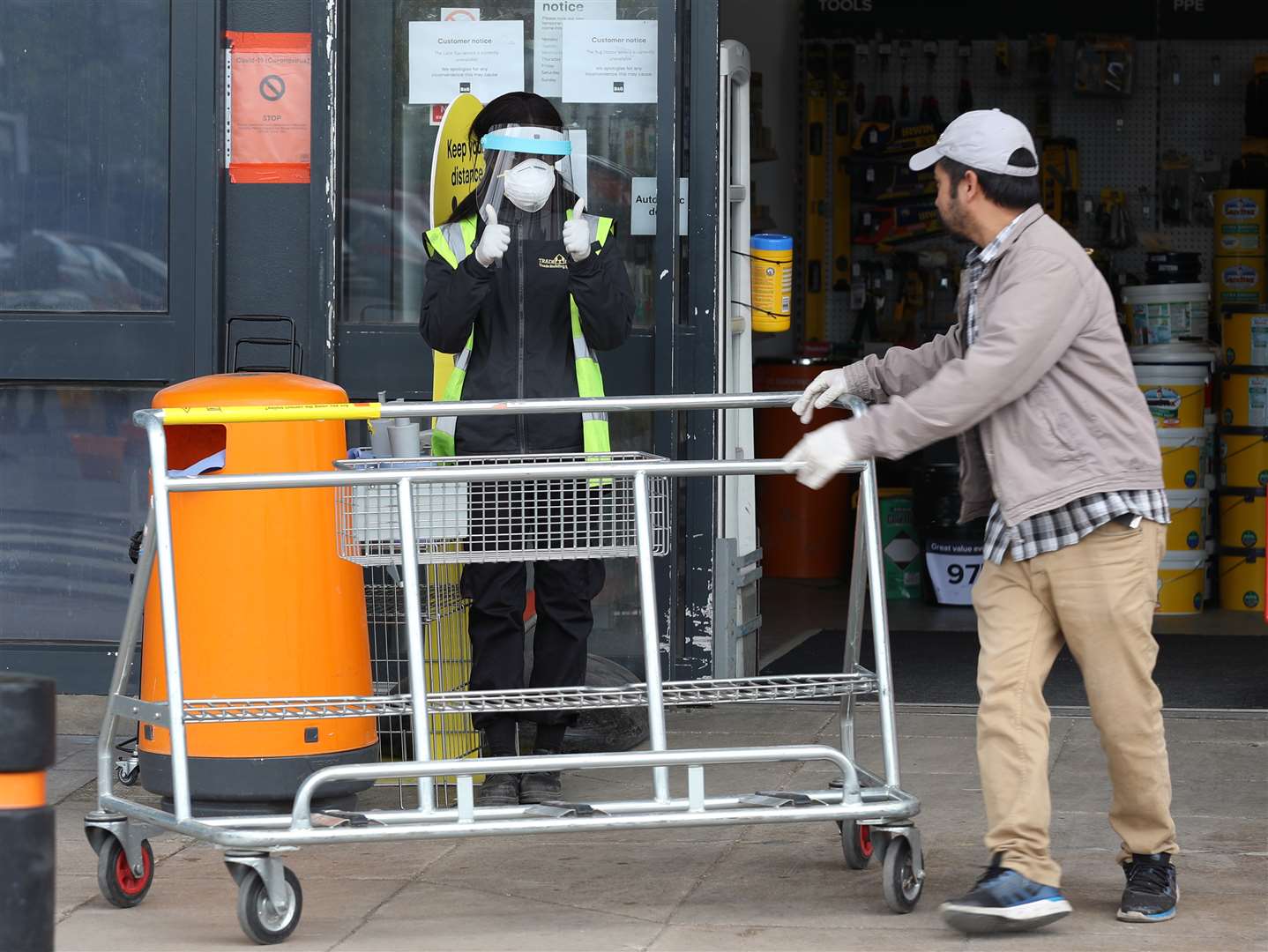 B&Q staff were well protected as they managed the large numbers of shoppers (Yui Mok/PA)