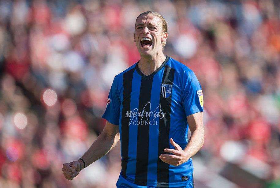 Tom Eaves goes close for the Gills at Barnsley Picture: Ady Kerry (3915415)