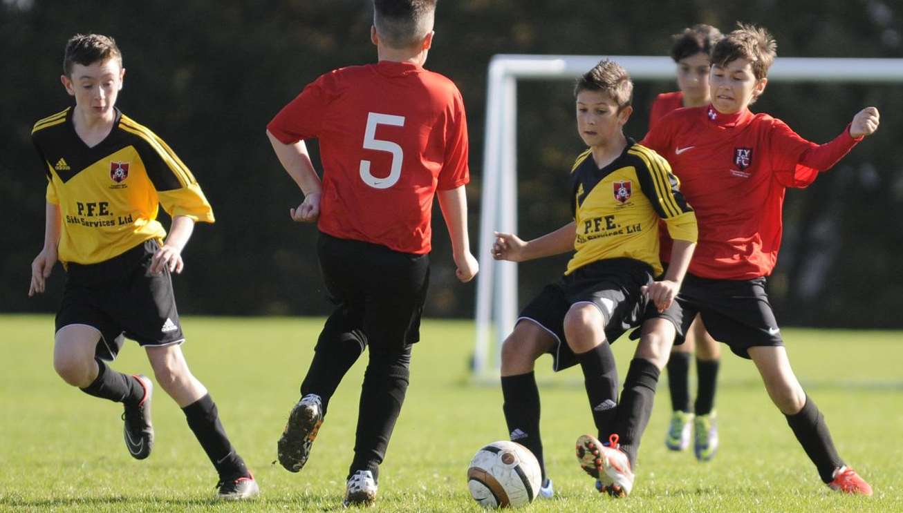 Thamesview Rangers under-13s, in red, take on Thamesview United in Division 2 Picture: Ruth Cuerden