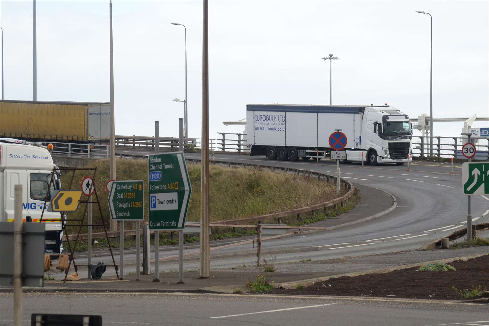 Coastbound A20 between A256 and Eastern Docks roundabout in Dover