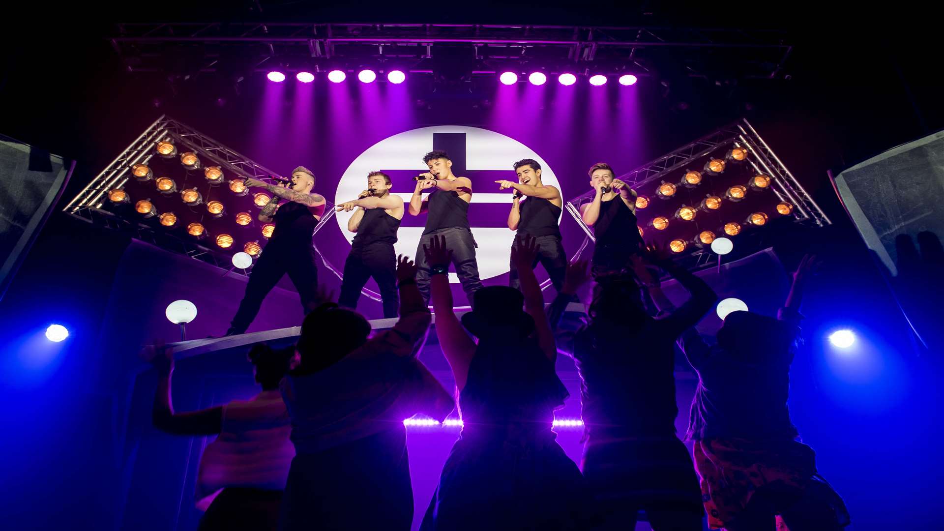 The girls go crazy at The Band's concert