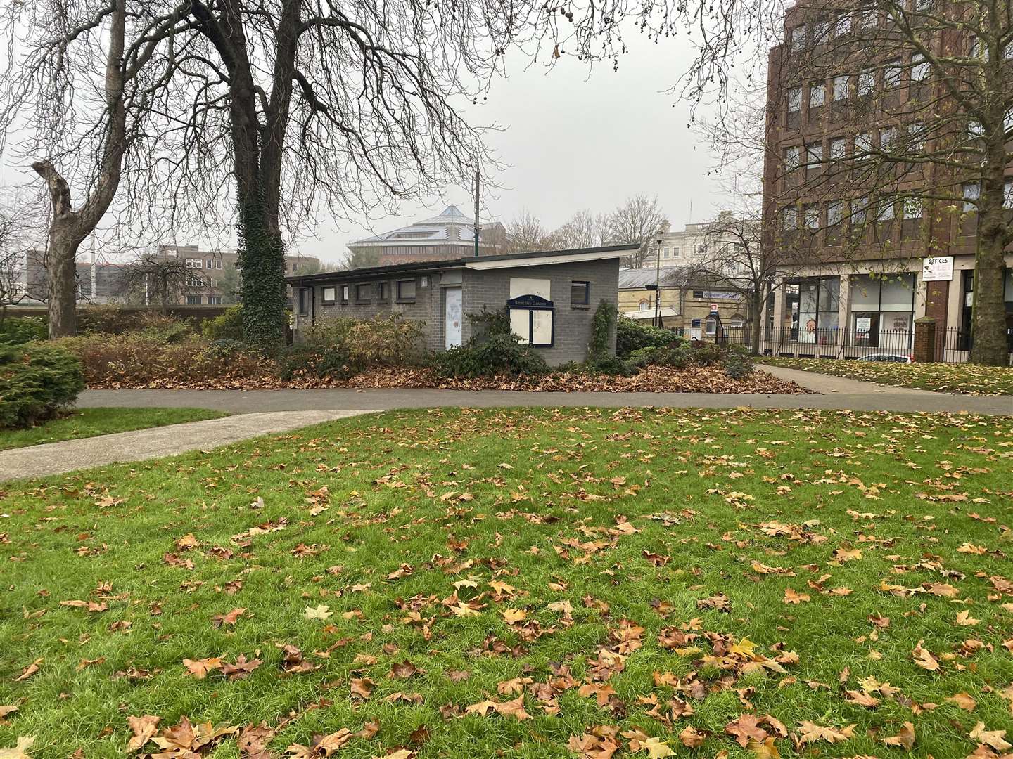 Old toilets facility in Brenchley Gardens, Maidstone (61225943)