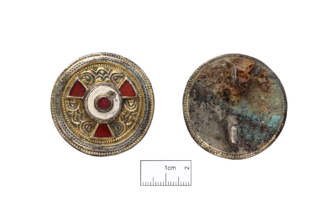 The stunning broach found with her (21999131)