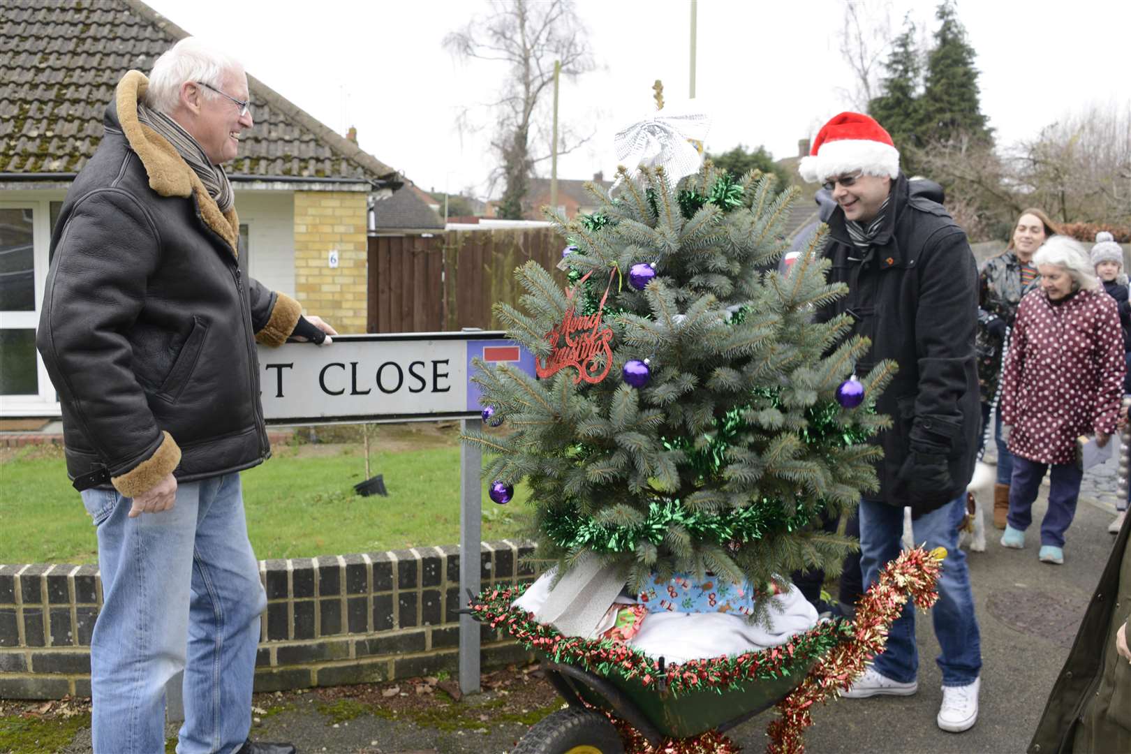 David McCall accepts the tree from Gary Pegden. Picture: Paul Amos