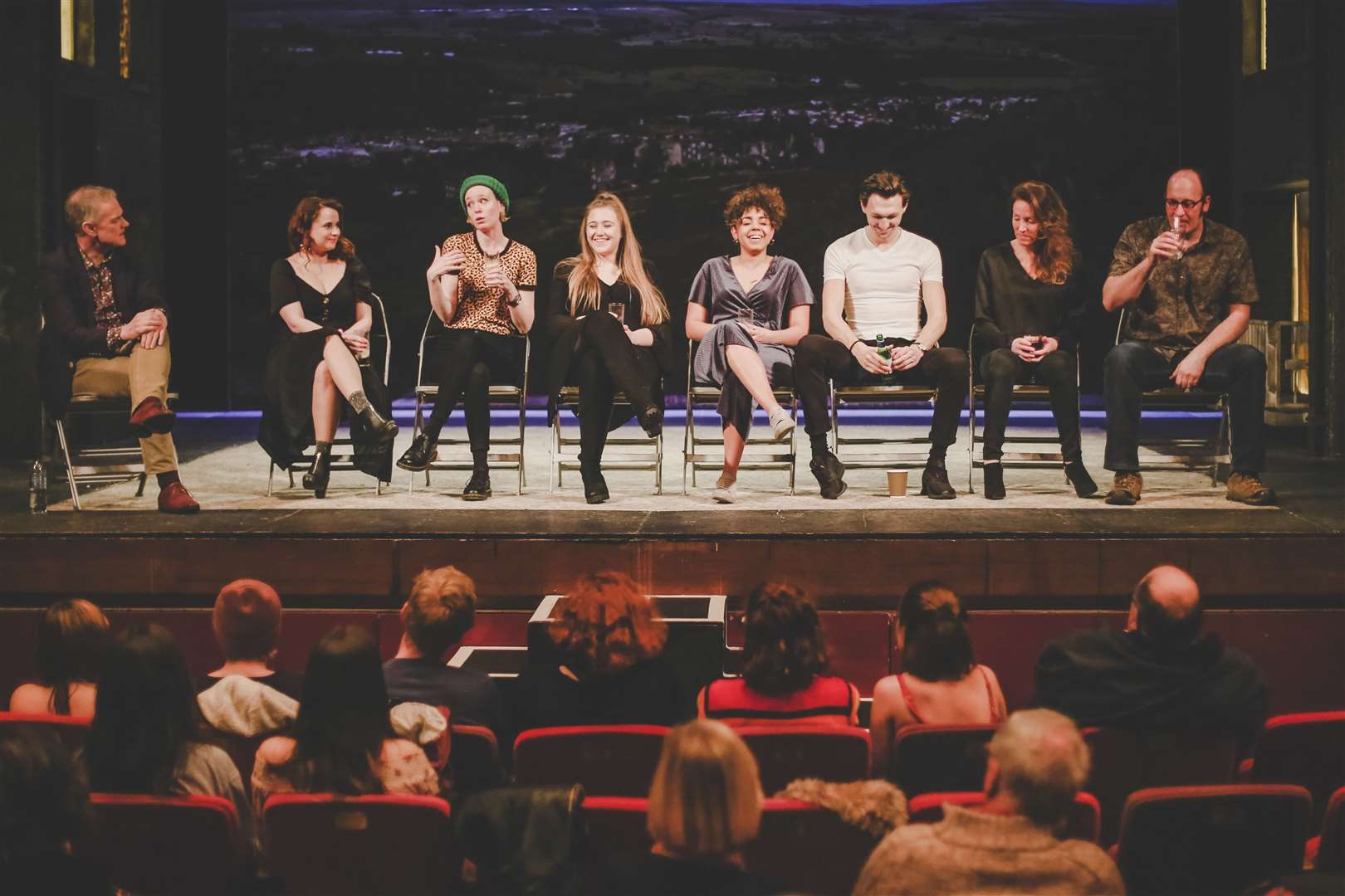 The audience of Rita, Sue and Bob Too ask the cast questions (9141390)