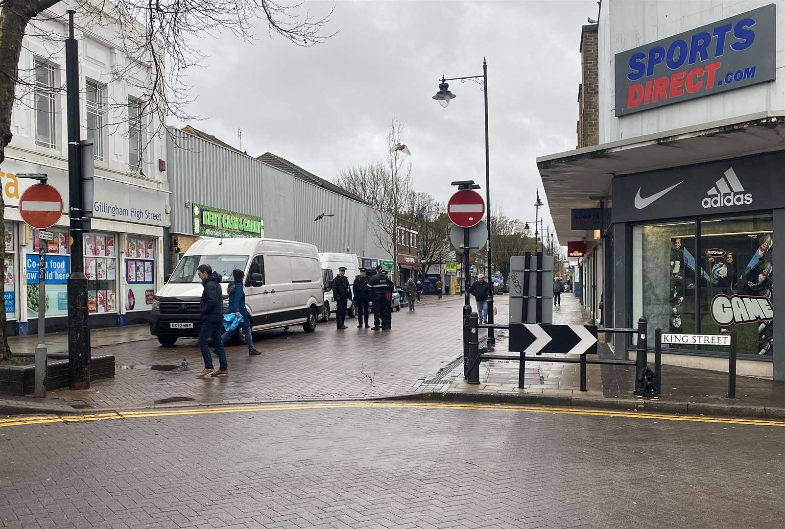 Police officers were spotted speaking to shop owners along the High Street