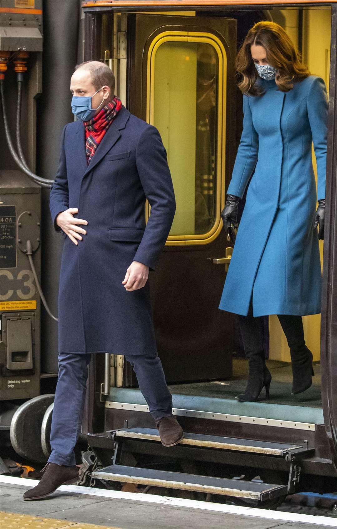 The couple arriving at Edinburgh Waverley Station (Andy Barr/PA)