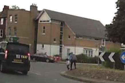 Shockingly, the woman guides the tot to the road without checking to see if cars are coming