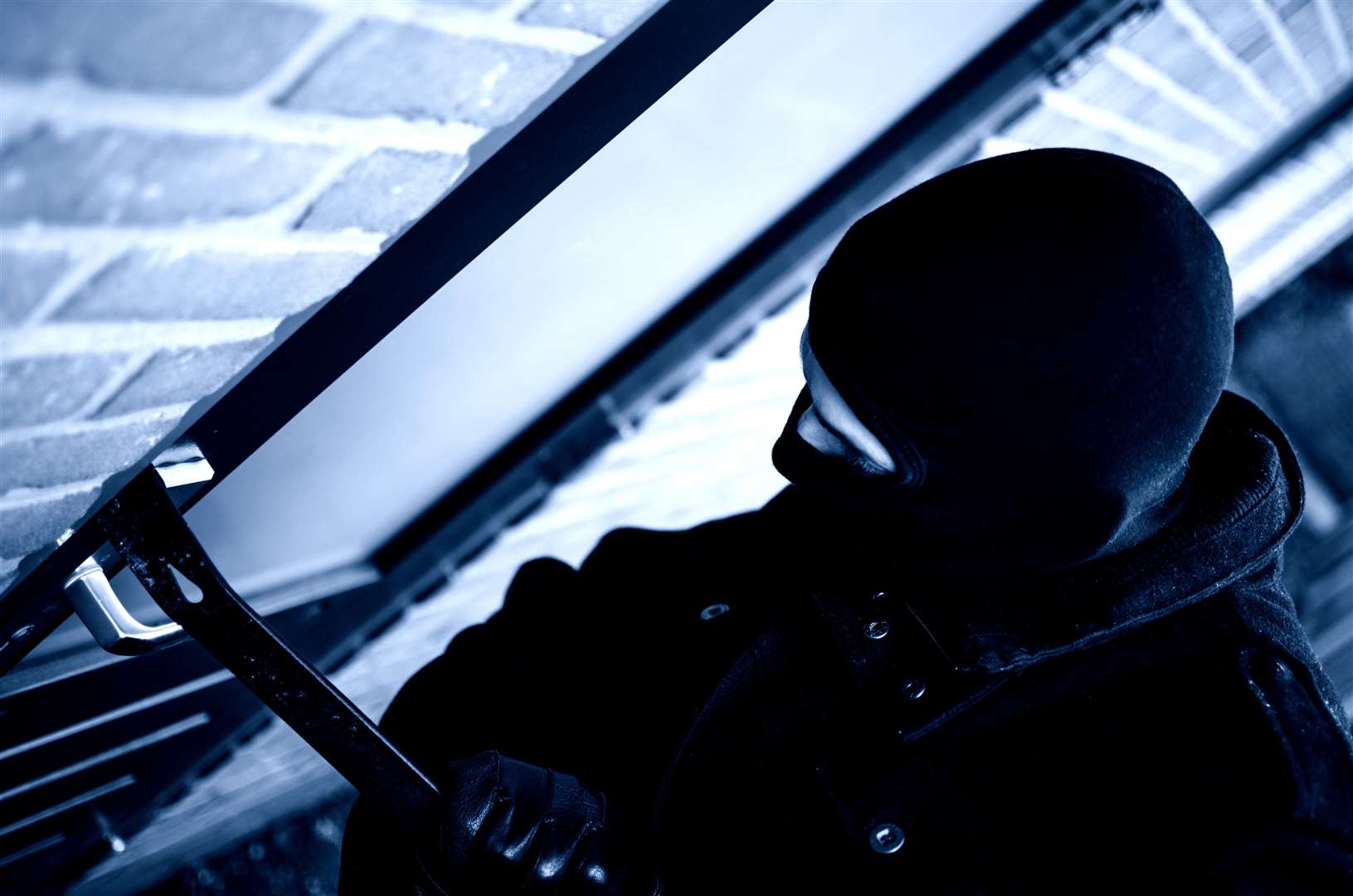 Burglar breaking in (stock photo)