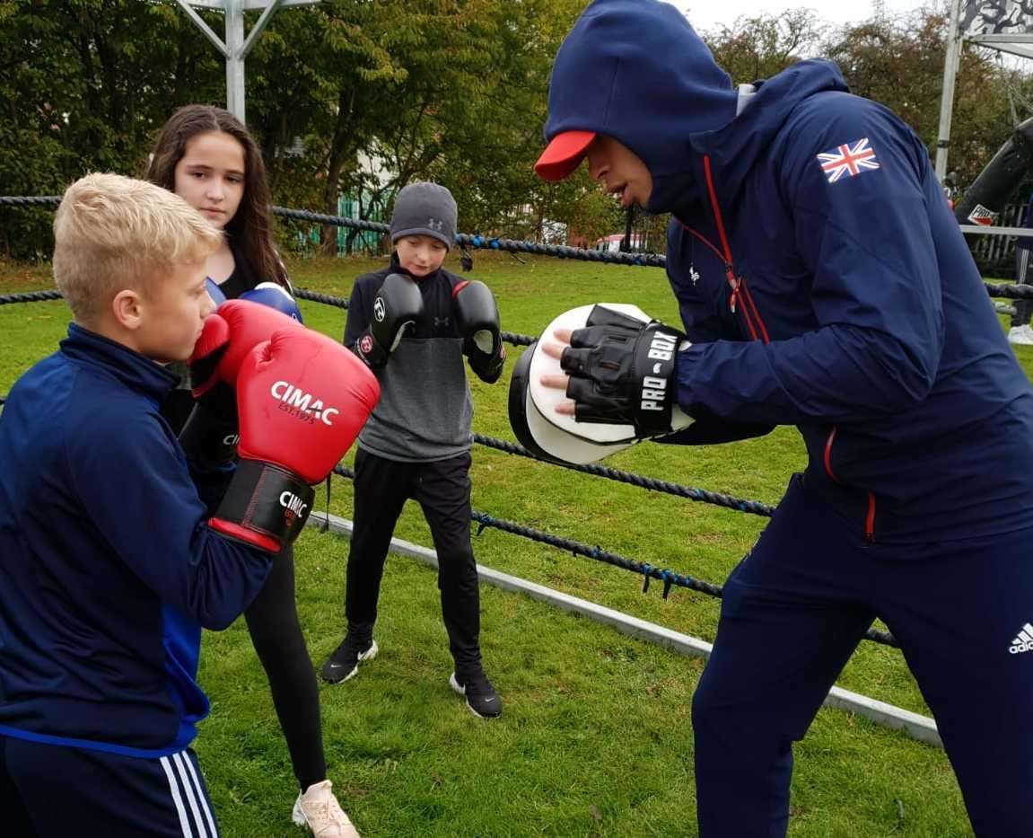 Boxing champ Karol Itauma spars with youngsters in Luton (5715611)