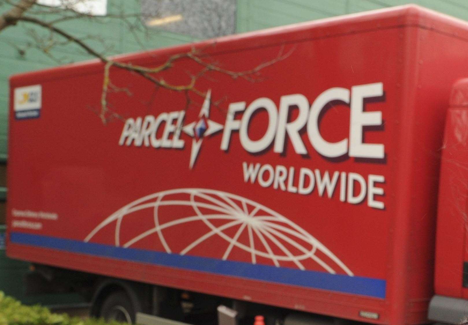 Parcelforce камион пред склада на компанията в Chieftan Close, Gillingham