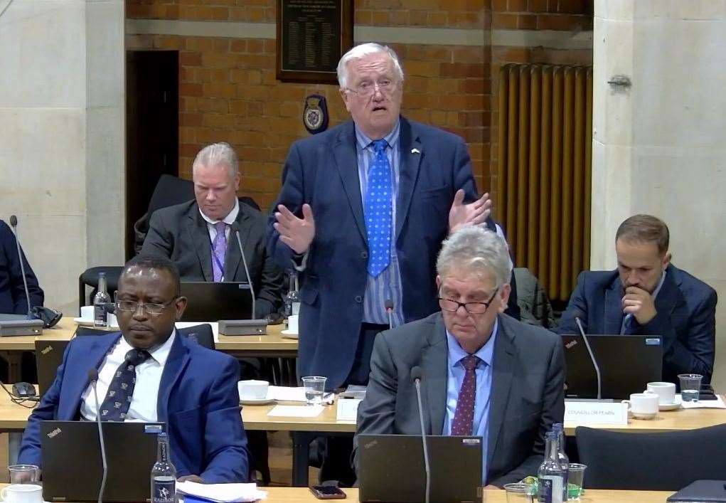 Cllr Howard Doe (Con) addresses the council meeting