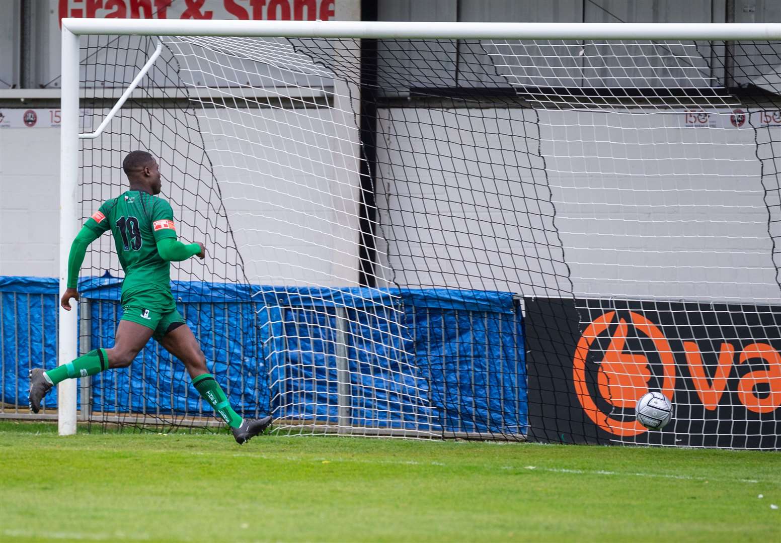 Ade Yusuff scores Cray Valley's first at Maidenhead Picture: Dave Cumberbatch