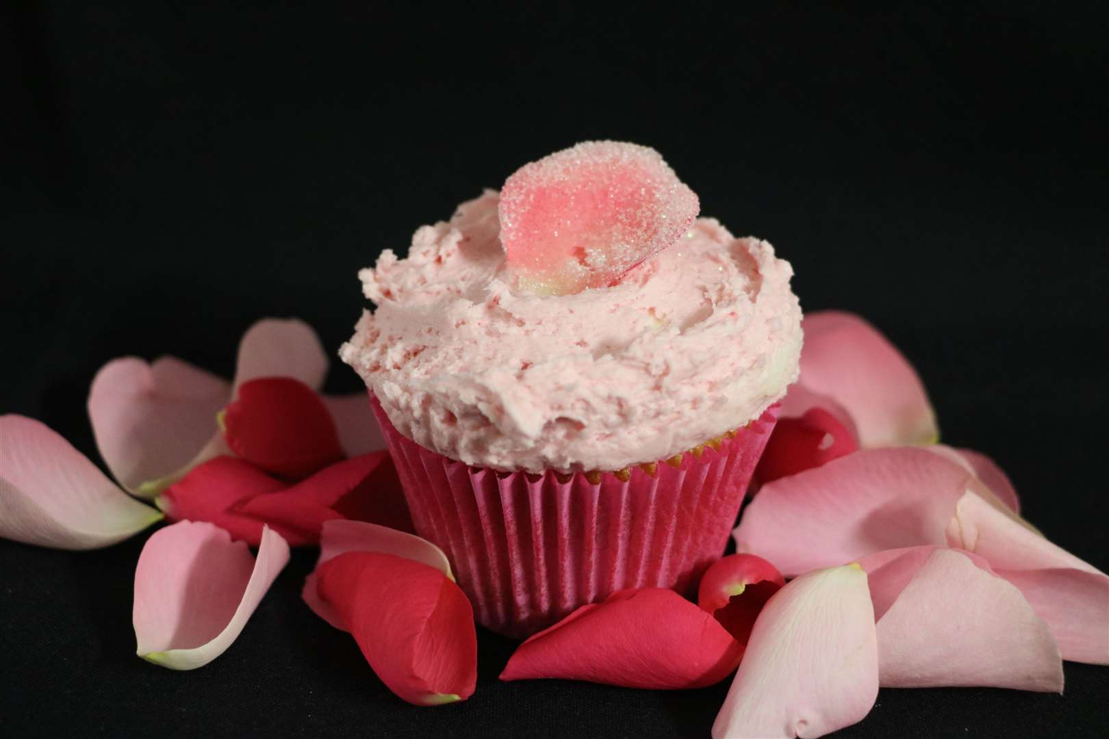 Cupcakes with rose petals (9485593)