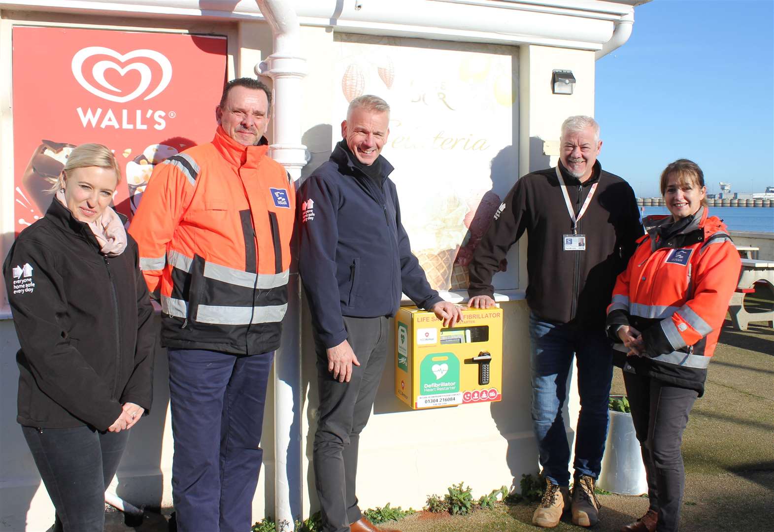 walker-construction-trust-provides-new-defibrillator-at-dover-seafront