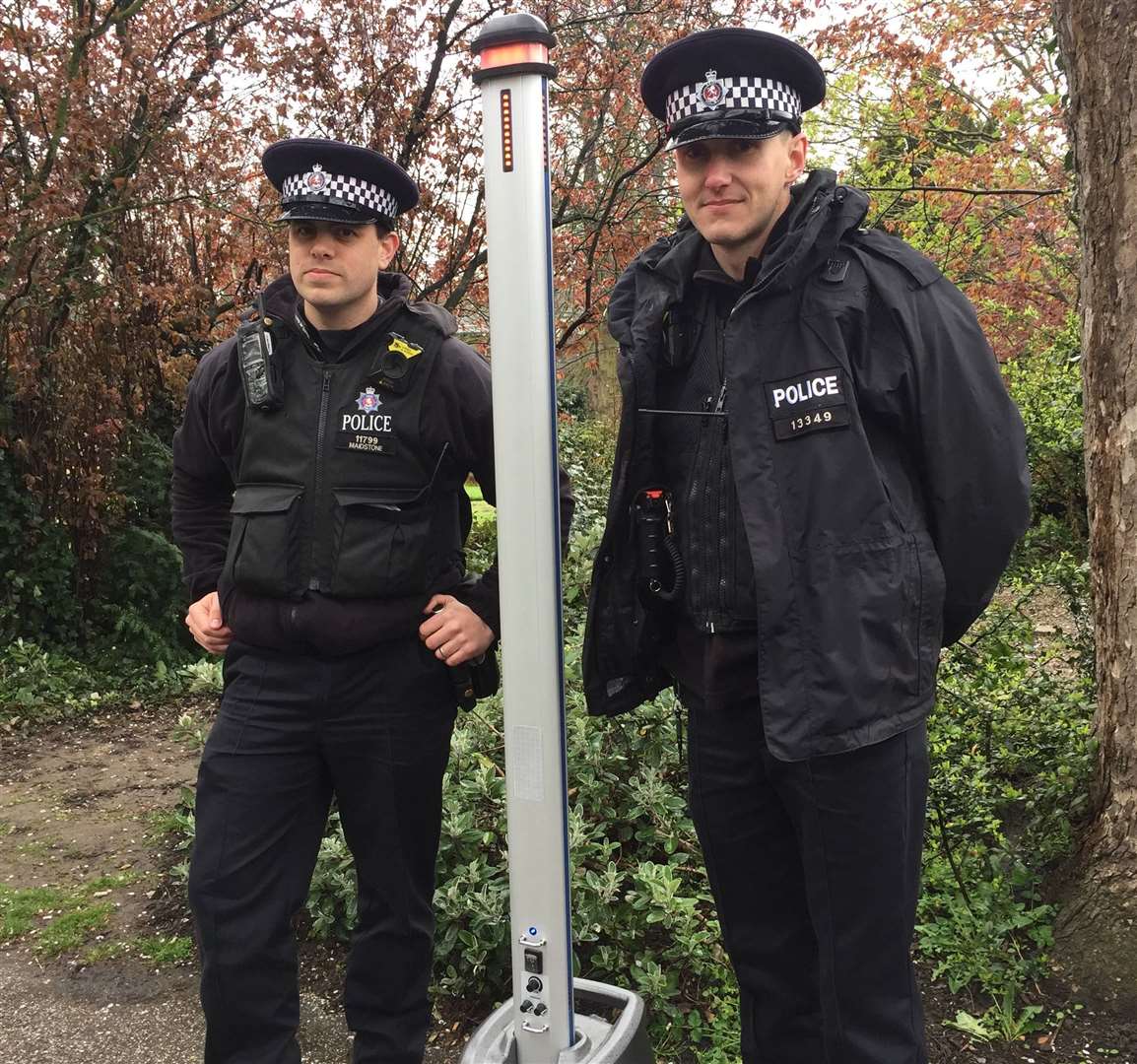 PC Paul Hughes and Ben Matthews with the knife bar (8217229)