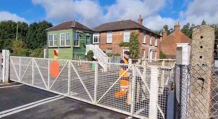 The manual gates at Chartham