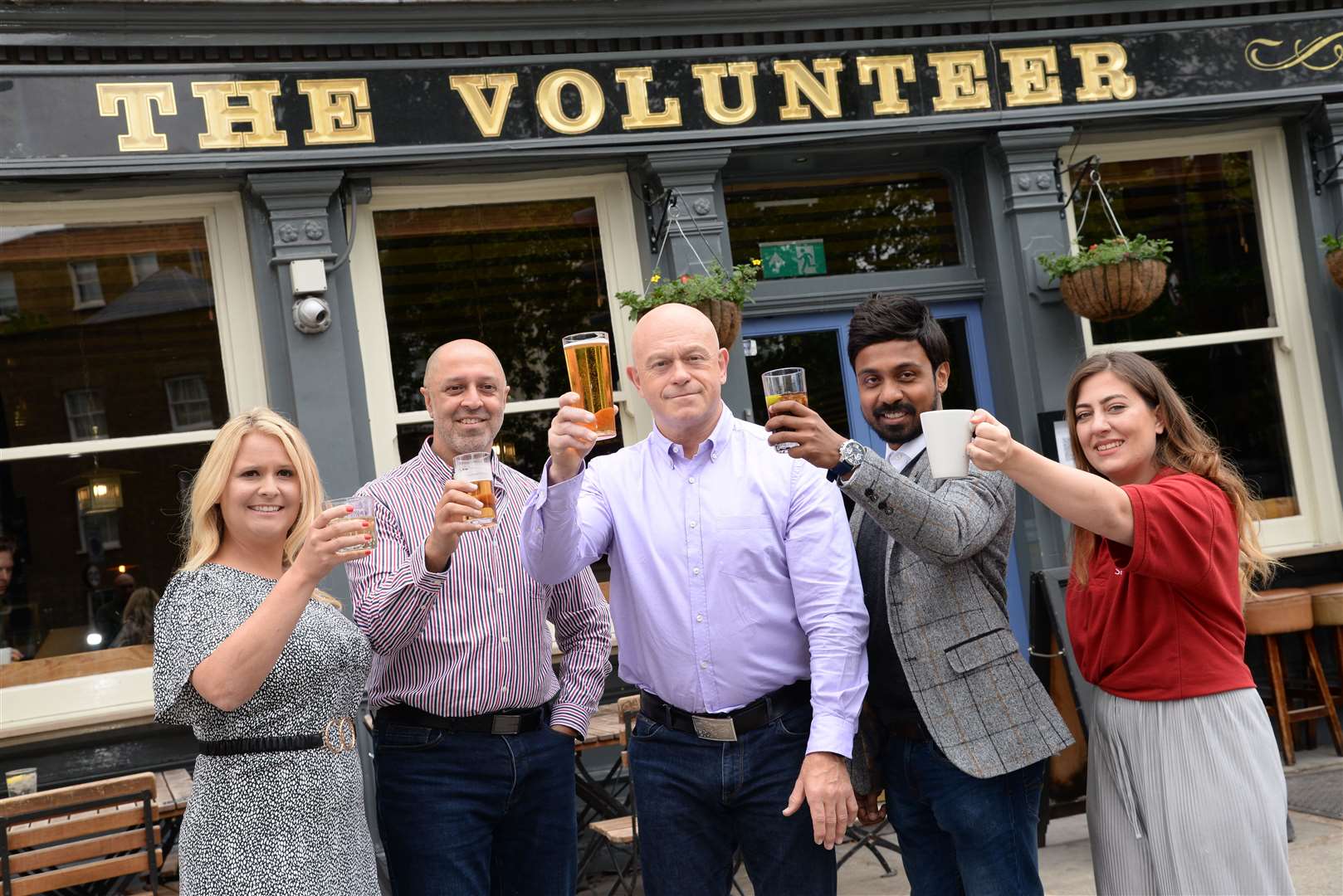 Ross Kemp with volunteers (Royal Volunteer Service/PA)