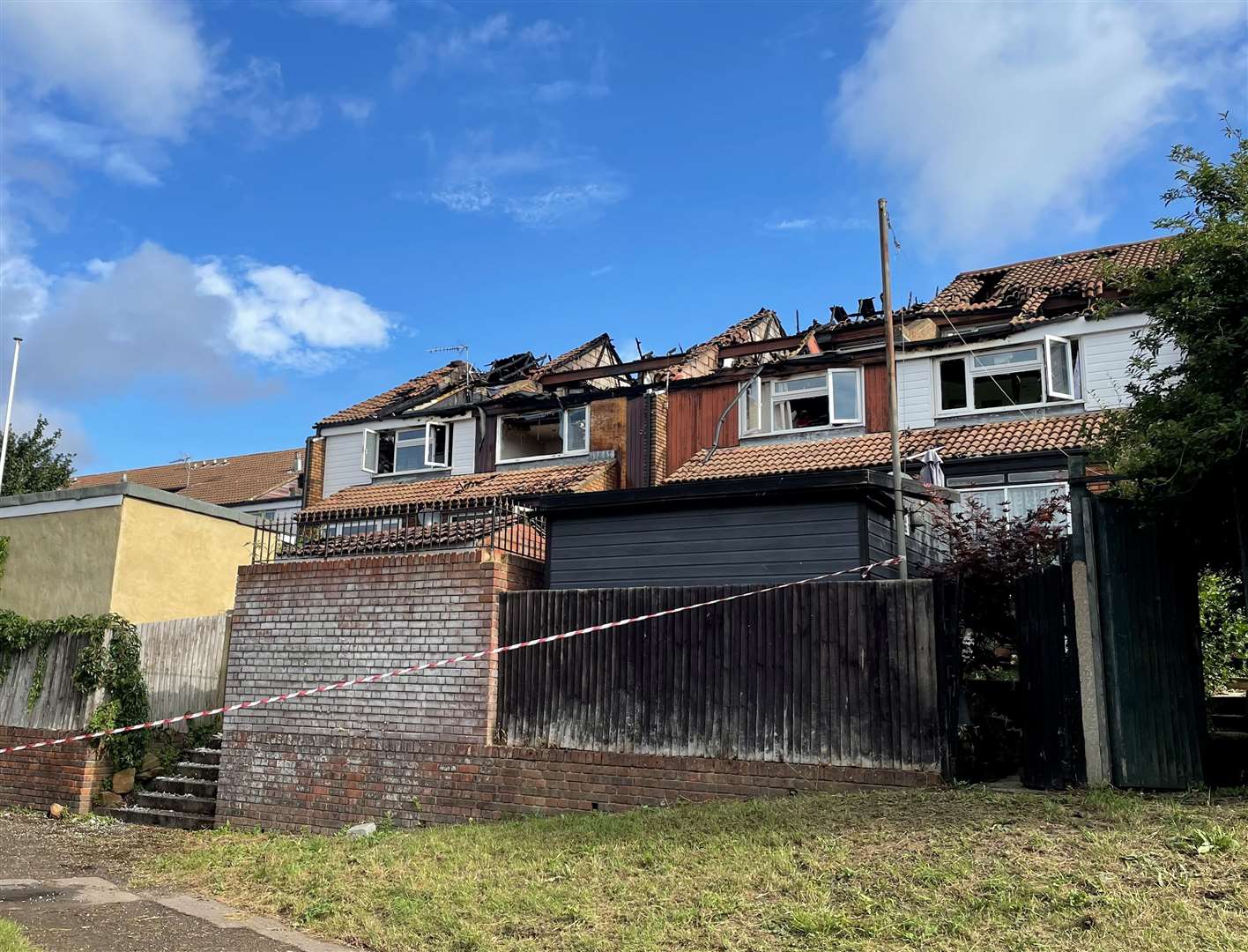 The fire spread quickly from one house to the next