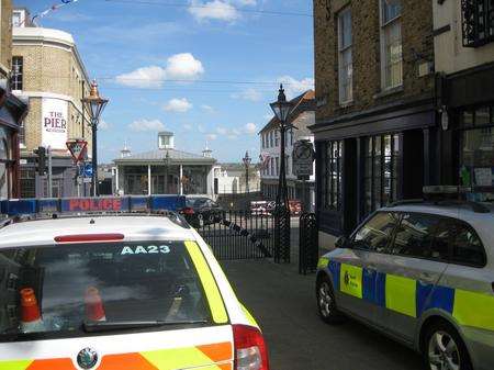 Helicopter searches river at Gravesend