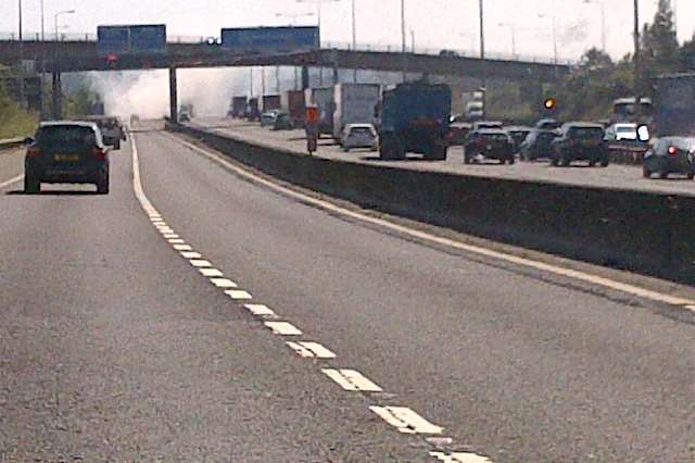 Car fire closes a stretch of the M20