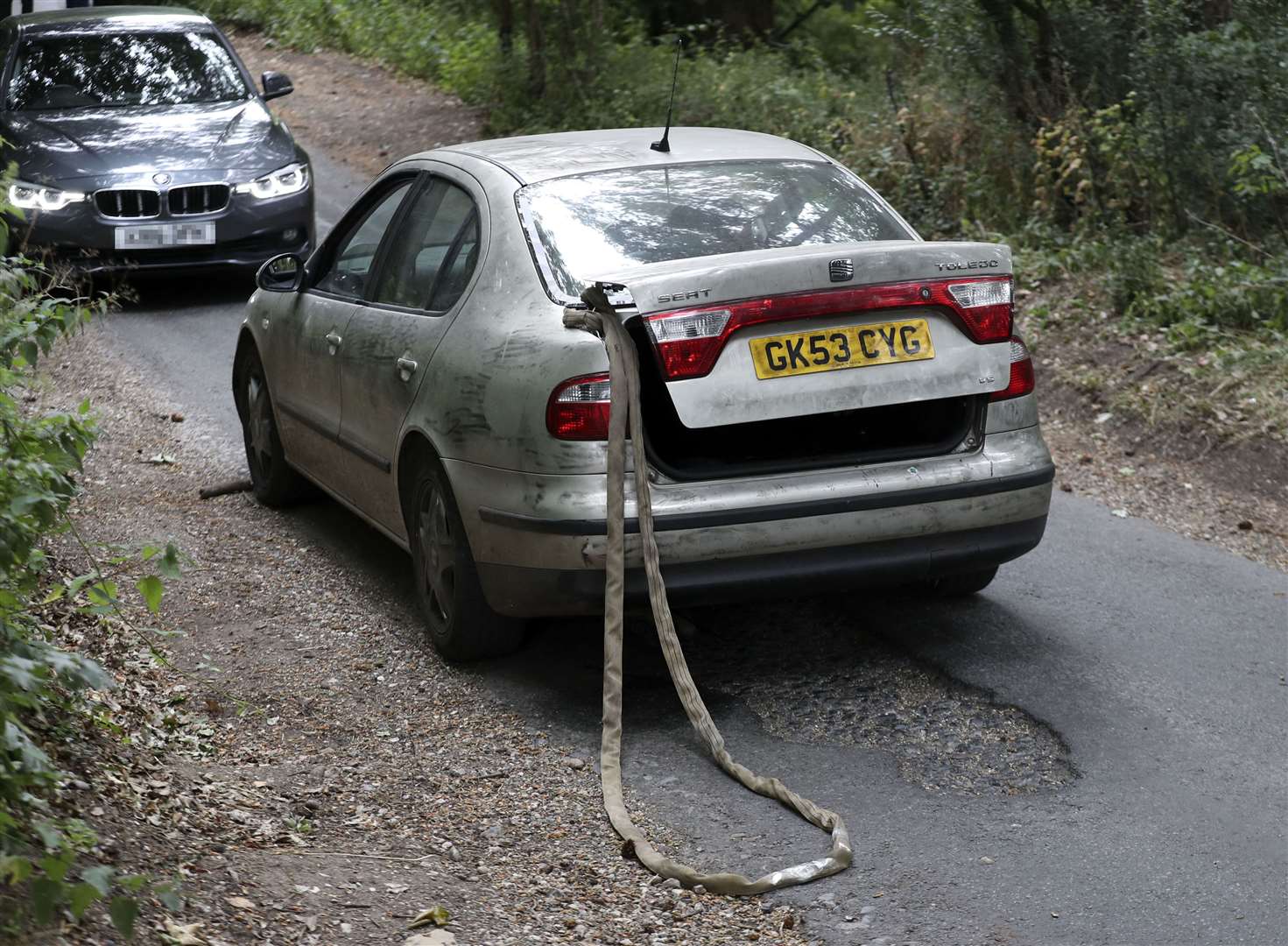 The Seat Toledo with tow rope and the police car in a similar position at the site of the meeting of the vehicles during the Old Bailey jury site visit (Steve Parsons/PA)