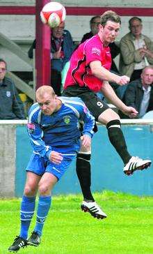 Chatham Town (red) beat Corinthian Casuals 1-0