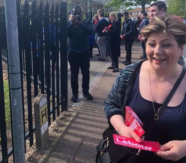 Emily Thornberry outside Shears Green Infant School, Northfleet (9242950)