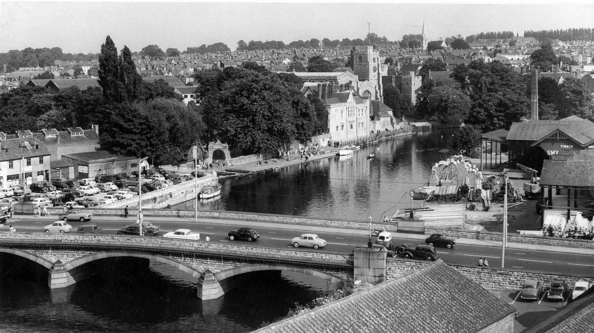 Maidstone bridge was already constantly jammed with traffic by 1960. One of the first major road schemes opened up Bishop's Way in 1964. The impact on the landscape is clearly shown in the picture taken in 1967