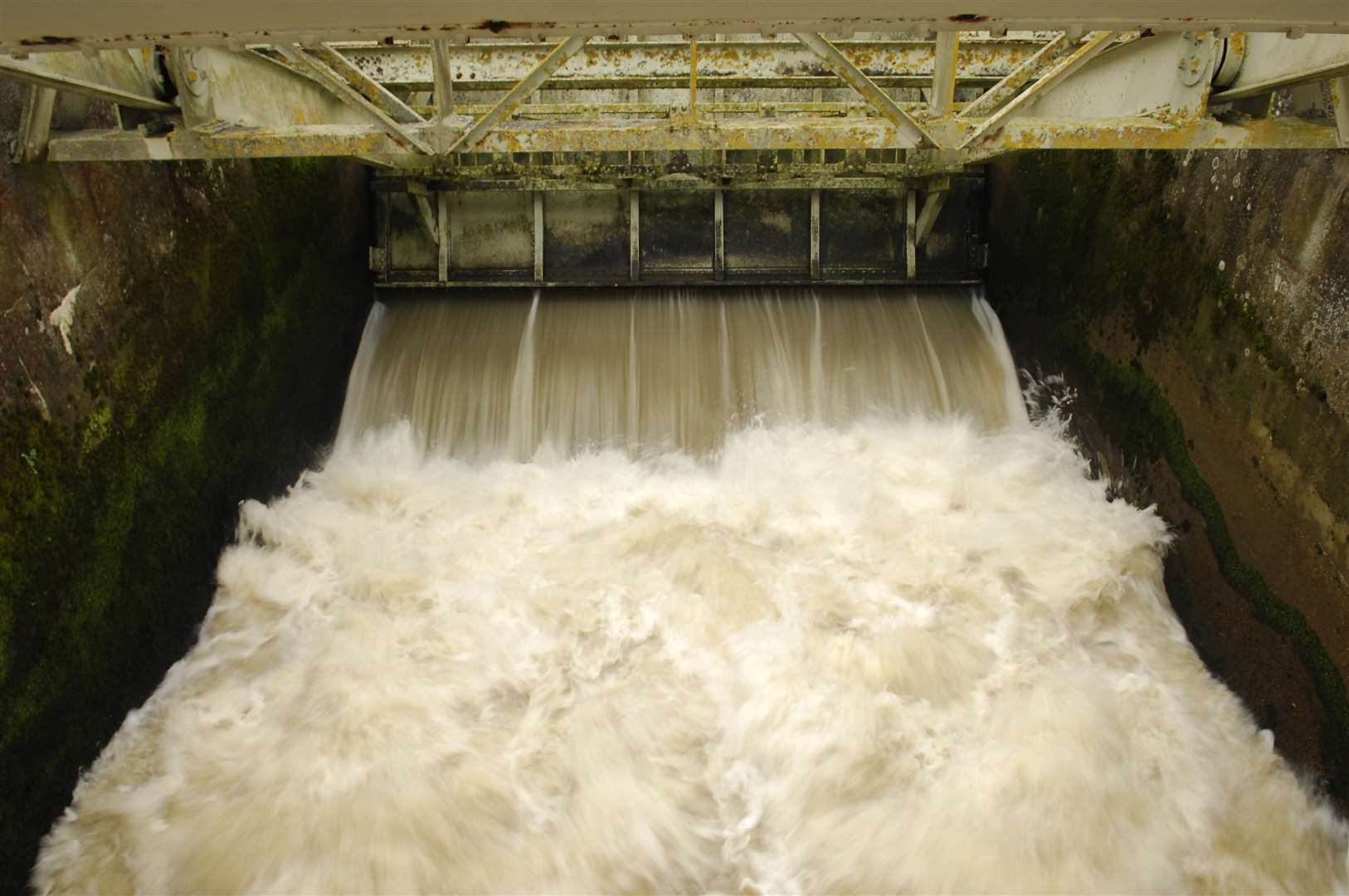 River water rushes through the weir at Yalding.Picture: Martin Apps FM2492938