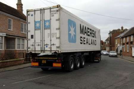 An HGV squeezes through Yalding