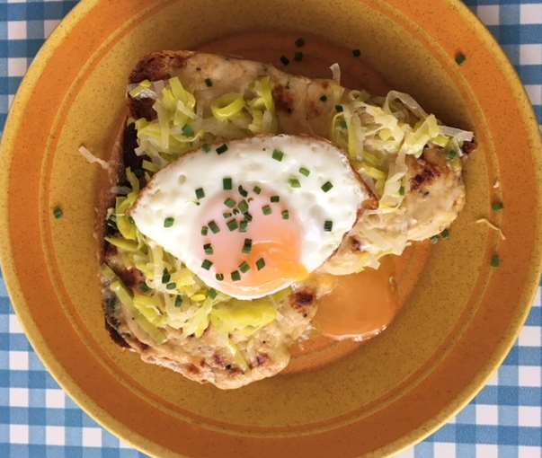 Vegetarian Welsh rarebit with sautéed leeks and poached egg