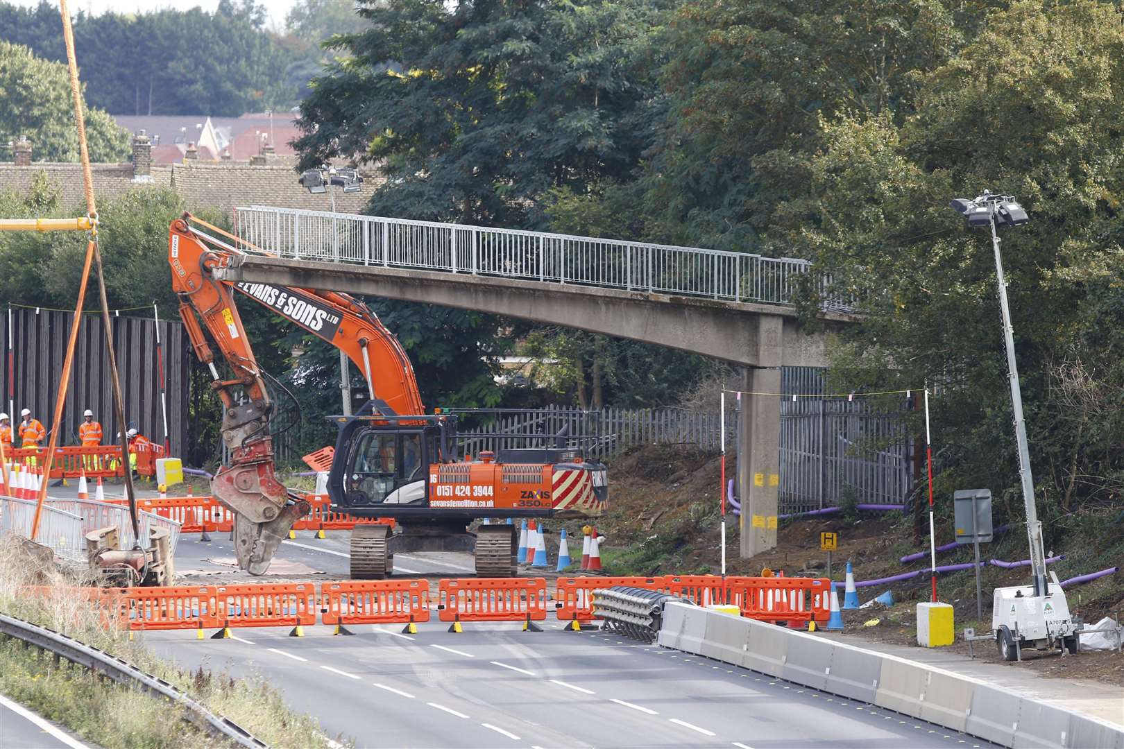 Highways England removing Teapot Lane footbridge that crooses the M20..Station Road Bridge, Aylesford, Me20 7JR .Picture: Andy Jones. (4187422)