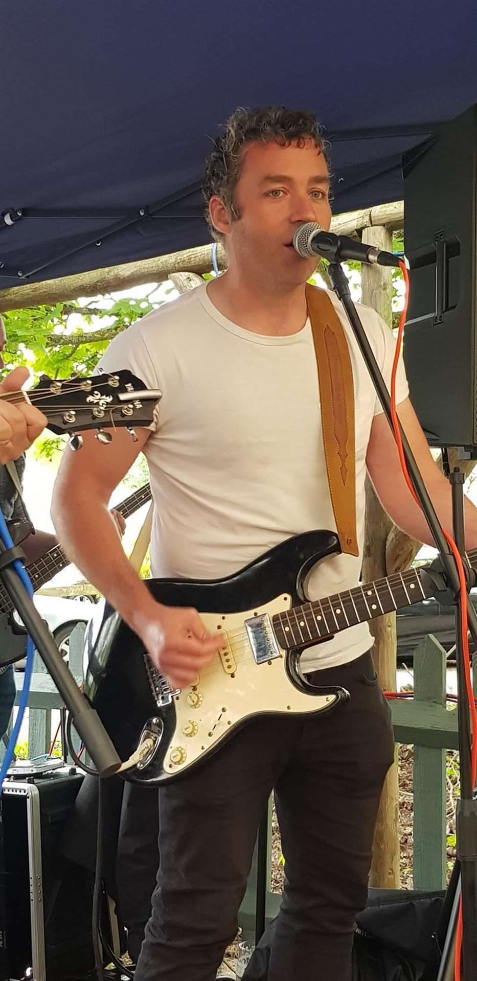 Chris Hunter playing at The Scared Crow. Photo by Holger Hasen