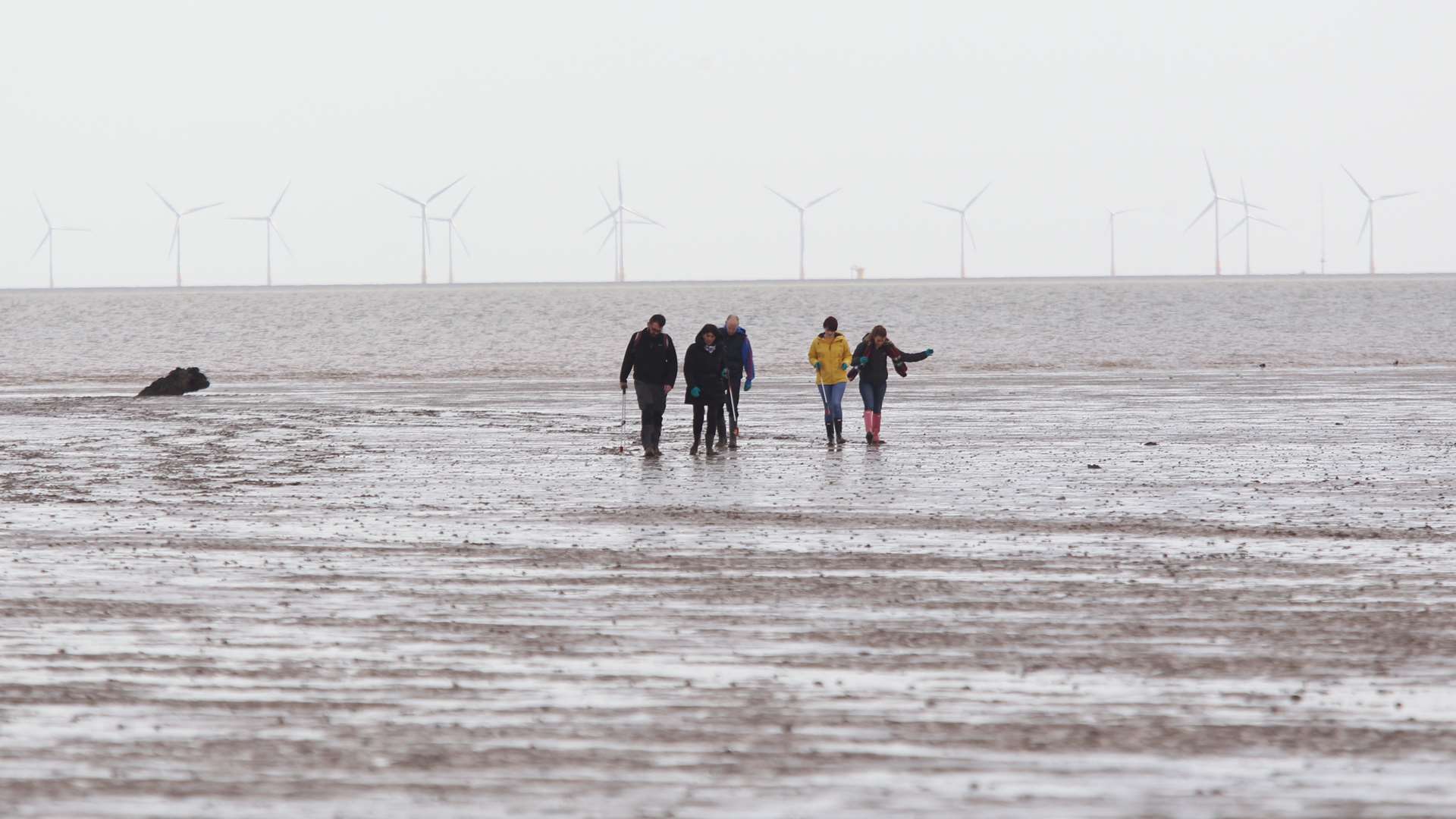 Volunteers head to clean on the beach