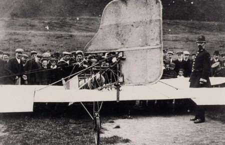 Crowds gathert round Bleriot's plane to celebrate his landing