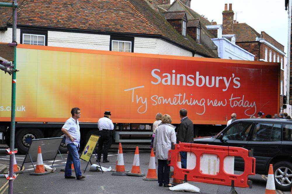 Lorry stuck at Breezy Corner in Sandwich