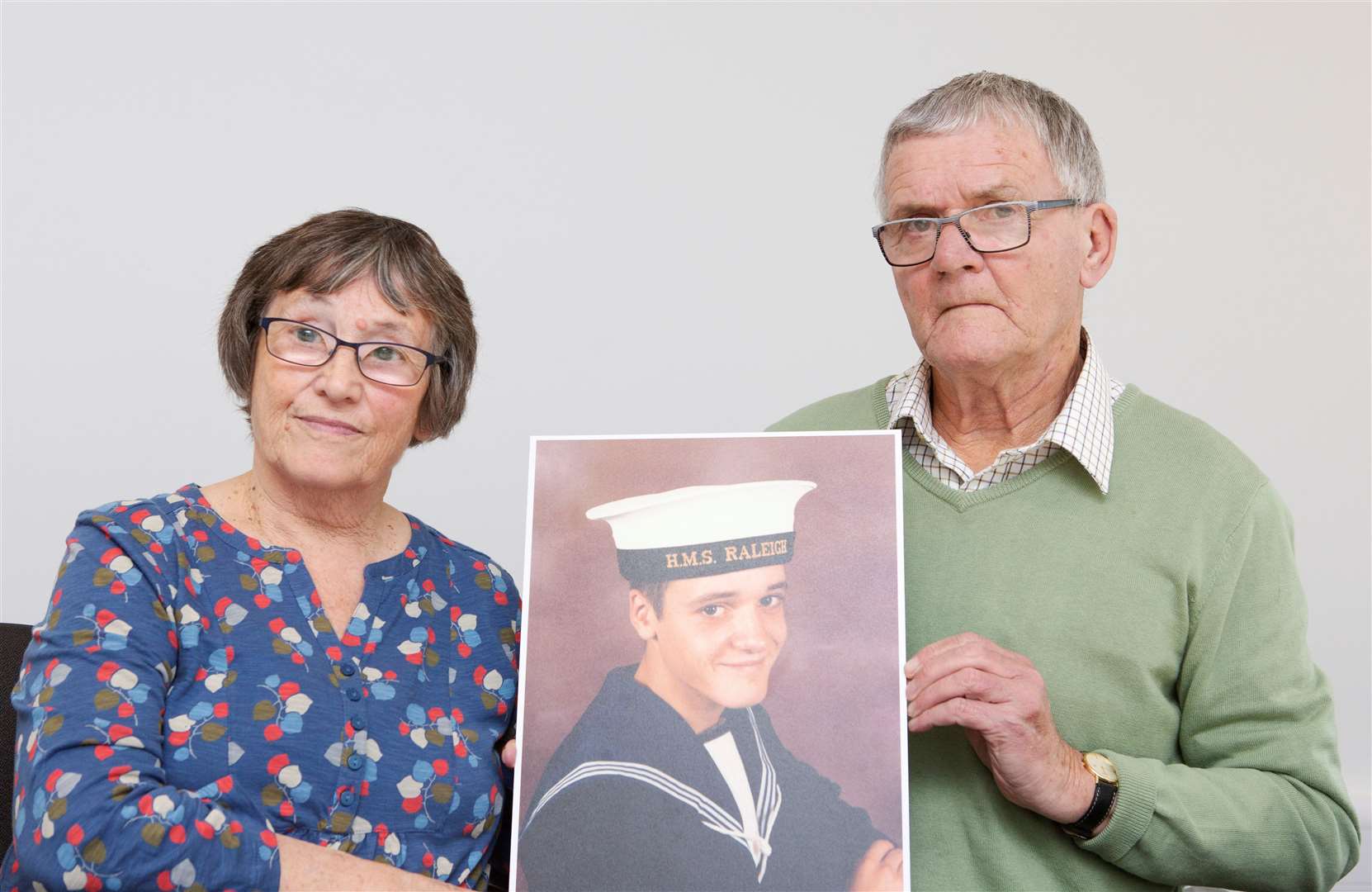 Margaret and David Parkes hold a photograph of their son Simon Parkes, who was last seen in December 1986 (Family handout/Hampshire Constabulary/PA)