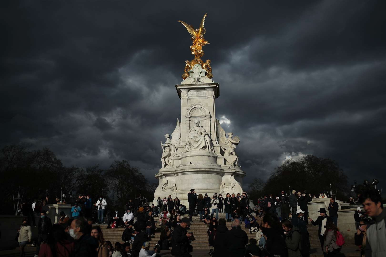 Crowds outside Buckingham Palace (Yui Mok/PA)