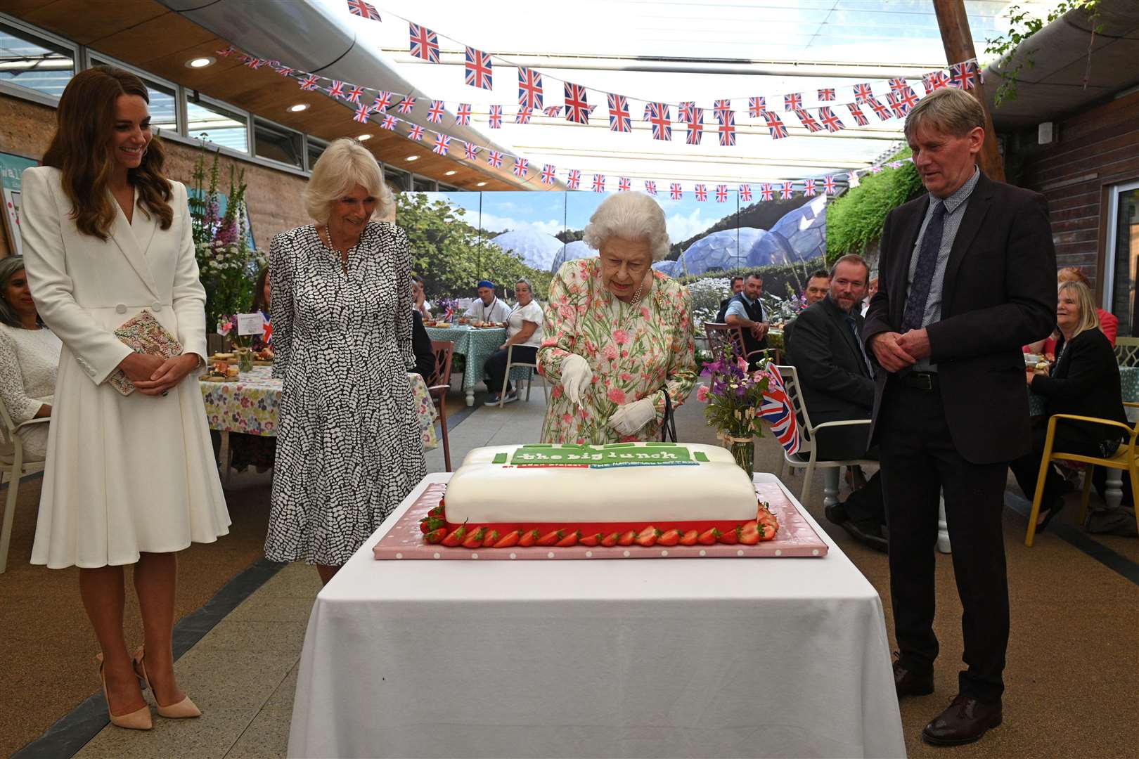 The Queen eventually went on to use a more conventional knife (Oli Scarff/PA)